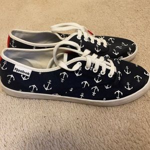 Reebok anchor design lace up shoes women’s size 8. Good condition.